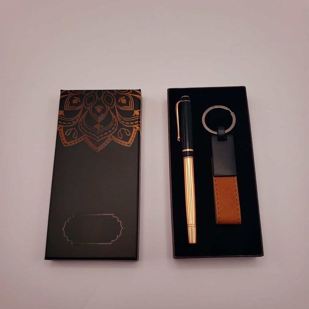 Deri Anahtarlık Ve Bakır Roller Kalem Seti fotoğrafı – deri, anahtarlik, ve, bakir