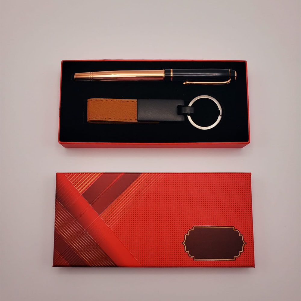 Deri Metal Anahtarlık Ve Roller Kalem fotoğrafı – deri, metal, anahtarlik, ve