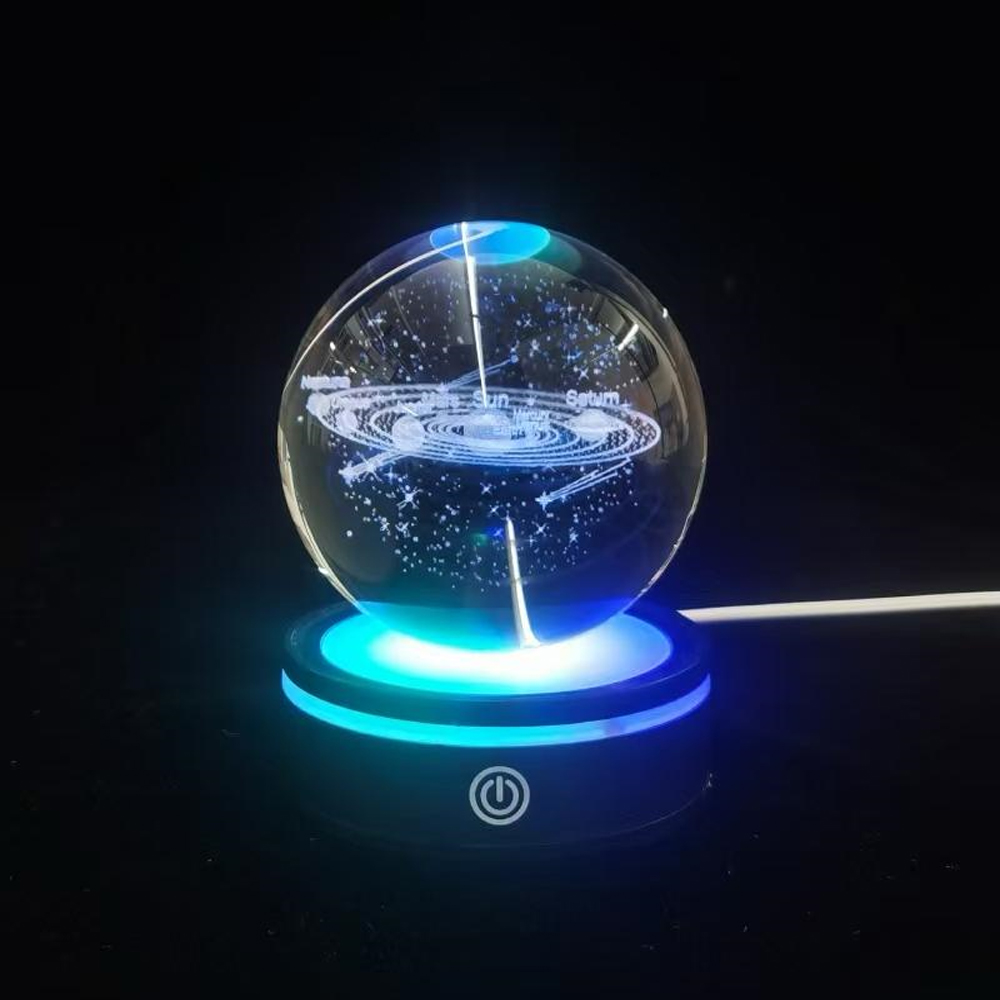 Gezegenler Tasarımlı Renk Değiştiren Dönen Cam Küre fotoğrafı – gezegenler, tasarimli, renk, degistiren