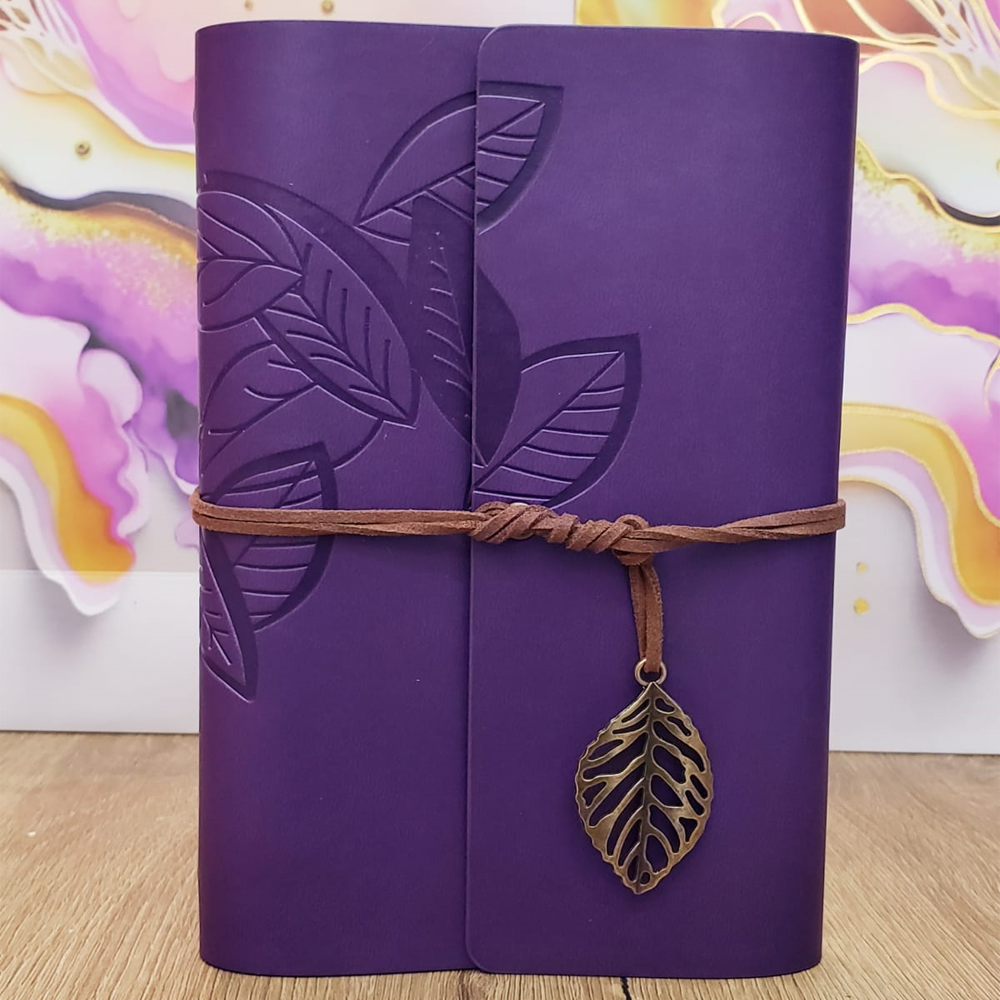 Yaprak Desenli Çizgisiz Deri Defter Mor fotoğrafı – yaprak, desenli, cizgisiz, deri