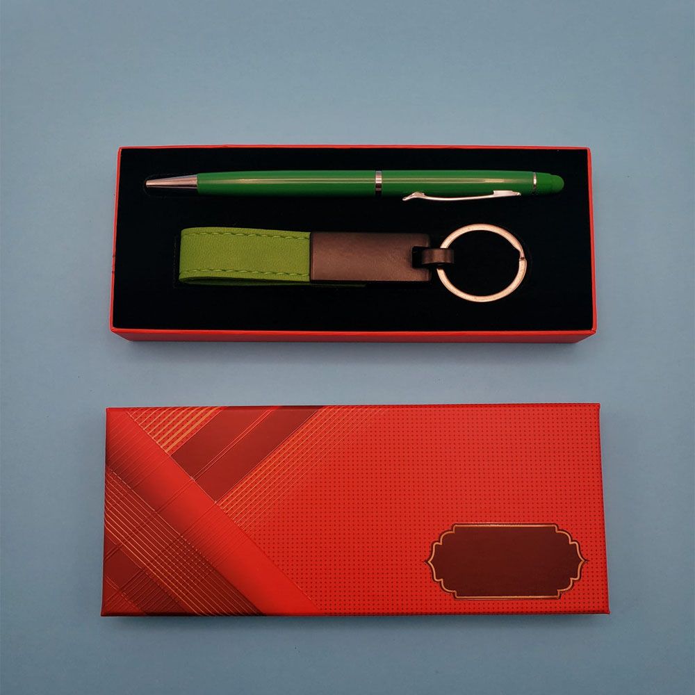 Yeşil Kalem Ve Anahtarlık fotoğrafı – yesil, kalem, ve, anahtarlik